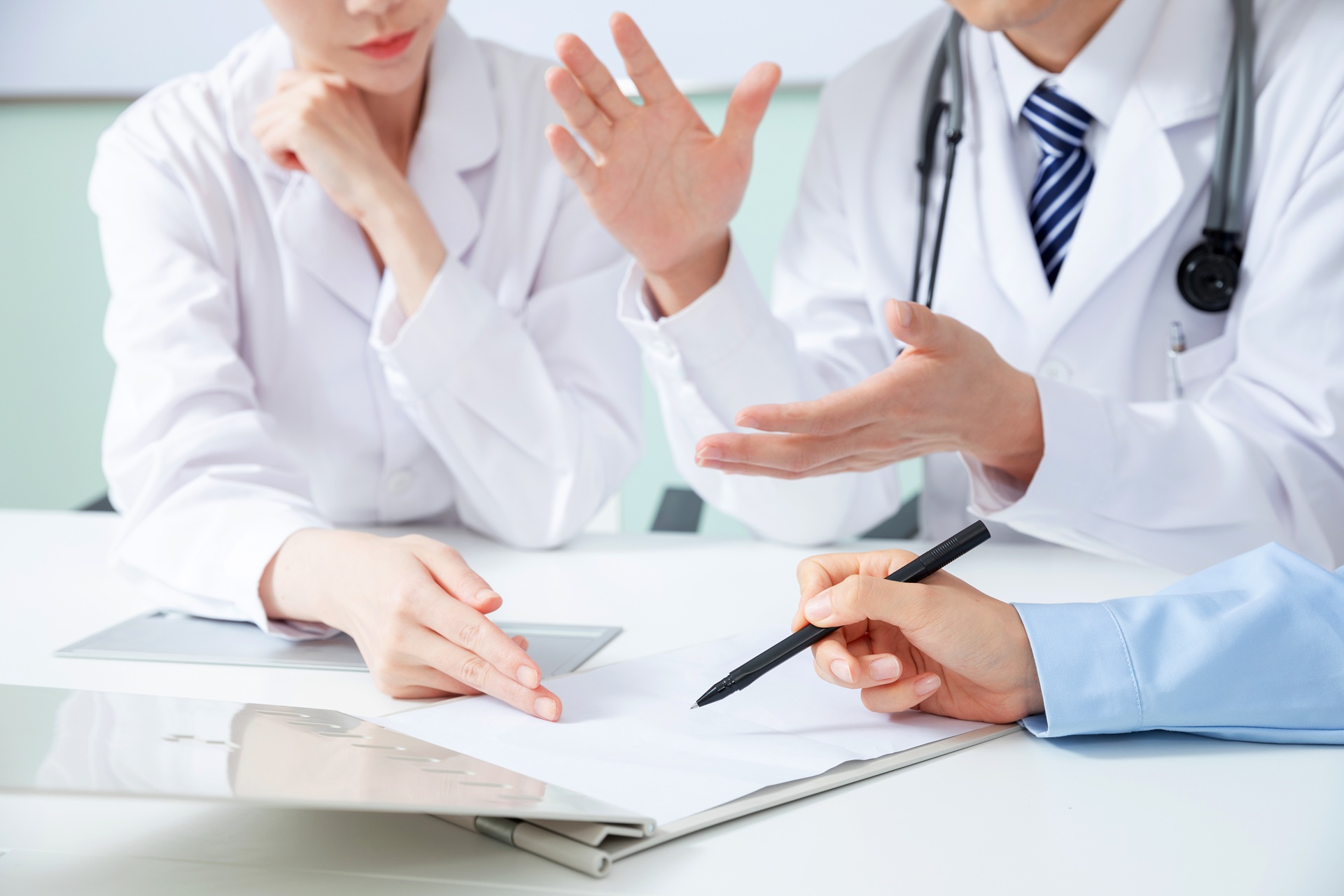 医疗团队会议室讨论